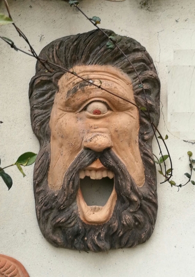 Besoins et Désirs - Comment Dépasser le Malaise. Les désirs sont des rêves, ne sont pas de la réalité. Photo : Être personne signifie s&#039;orienter seulement vers les besoins, sans de bataille intérieure ; si on comprend cela, les désirs disparaissent.  Comme Se sauver de la Catastrophe Psychologique… la mythologie aide sous la forme de vérités symboliques (Dans la photo : le masque de Polyphème). De la narration d&#039;Homère : Ulysse et ses copains sont capturés dans la caverne par Polyphème qui veut les dévorer. Ulysse, qui dans cette situation n&#039;a aucun désir d&#039;affirmation personnelle, mais qui a seulement le BESOIN de se sauver, dit au cyclope de s&#039;appeler &quot;Personne&quot;, réussit à aveugler Polyphème pendant le sommeil, les autres cyclopes veulent l&#039;aider mais ils le croient ivre, parce qu&#039;il dit que &quot;Personne&quot; essayait de le tuer, les cyclopes l&#039;abandonnent. Ulysse et ses copains réussissent à echapper. Ulysse, désormais hors de danger, a le DÉSIR de faire savoir son identité aux cyclopes, donc révèle son vrai nom à Polyphème, le cyclope le maudit en invoquant son père Poséidon, Ulysse dans son retour vers Ithaque perdra tous ses copains.